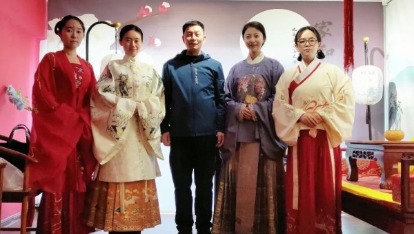 在春意盎然的3月，迎來(lái)了第113個(gè)“三八”國(guó)際勞動(dòng)?jì)D女節(jié)，為深入學(xué)習(xí)宣傳貫徹黨的二十大精神，進(jìn)一步加強(qiáng)對(duì)廣大女職工的思想政治引領(lǐng)，激勵(lì)廣大女職工奮進(jìn)新征程，建功新時(shí)代，鼓勵(lì)女職工在閱讀中獲取知識(shí)、增長(zhǎng)